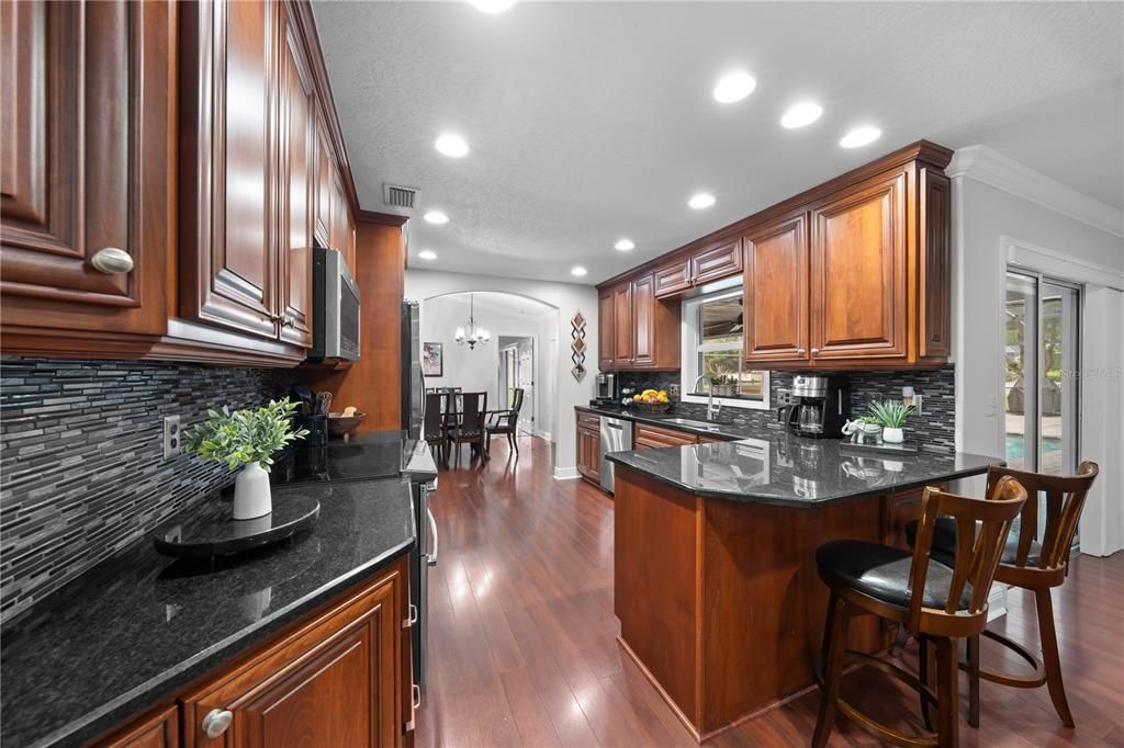 Activo con contrato: $615,000 (4 camas, 3 baños, 3098 Pies cuadrados)