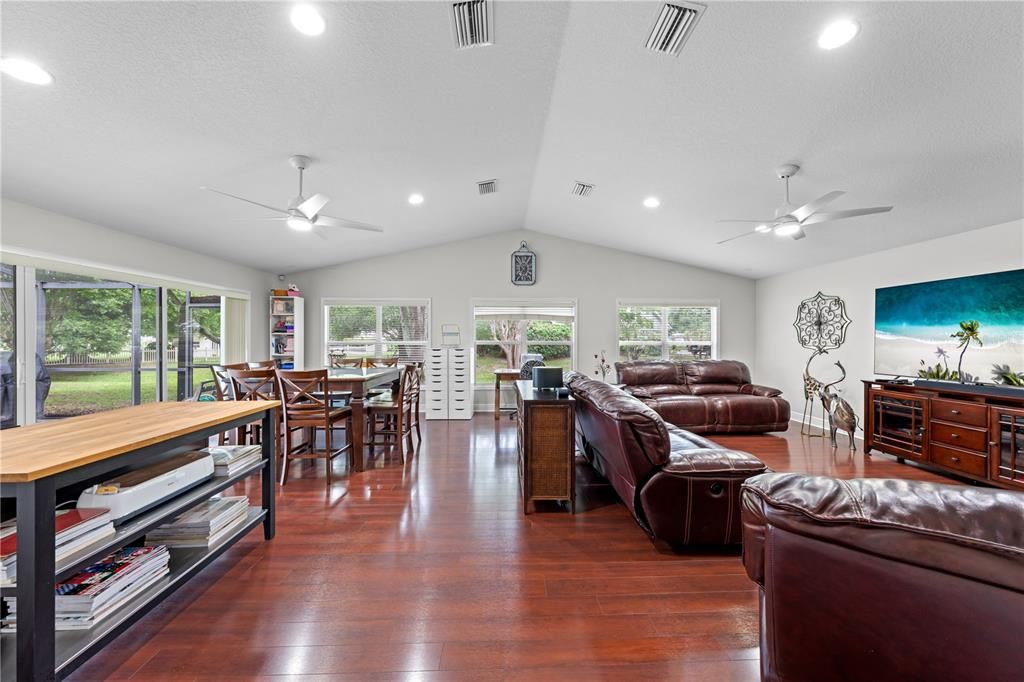Activo con contrato: $615,000 (4 camas, 3 baños, 3098 Pies cuadrados)
