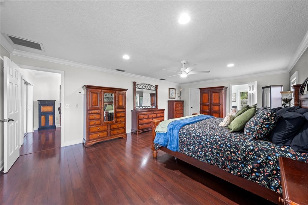 Activo con contrato: $615,000 (4 camas, 3 baños, 3098 Pies cuadrados)