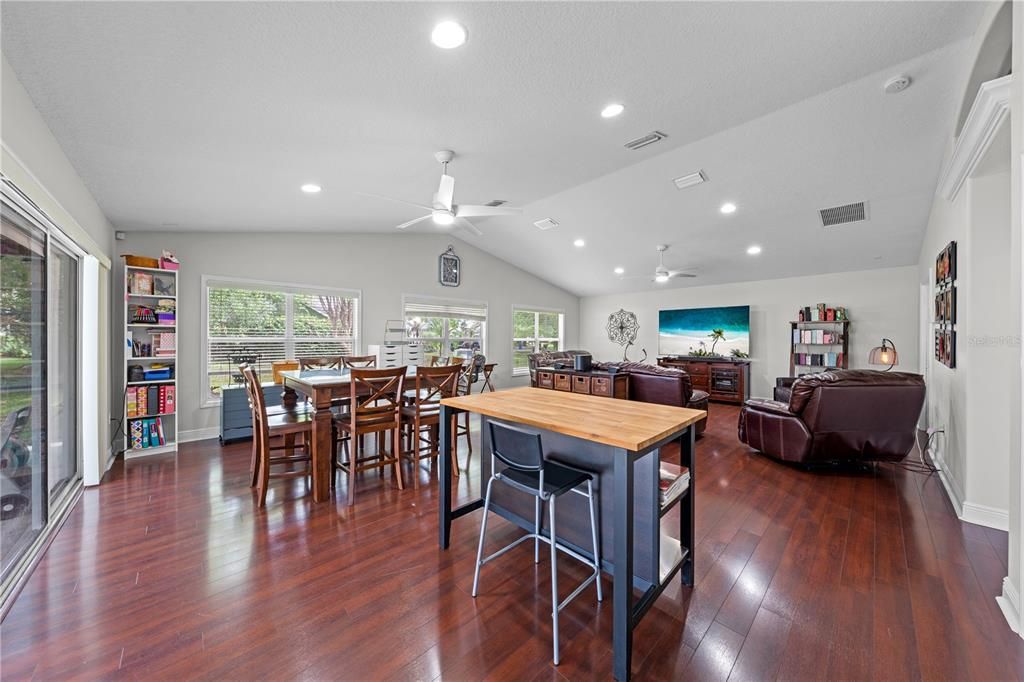 Activo con contrato: $615,000 (4 camas, 3 baños, 3098 Pies cuadrados)