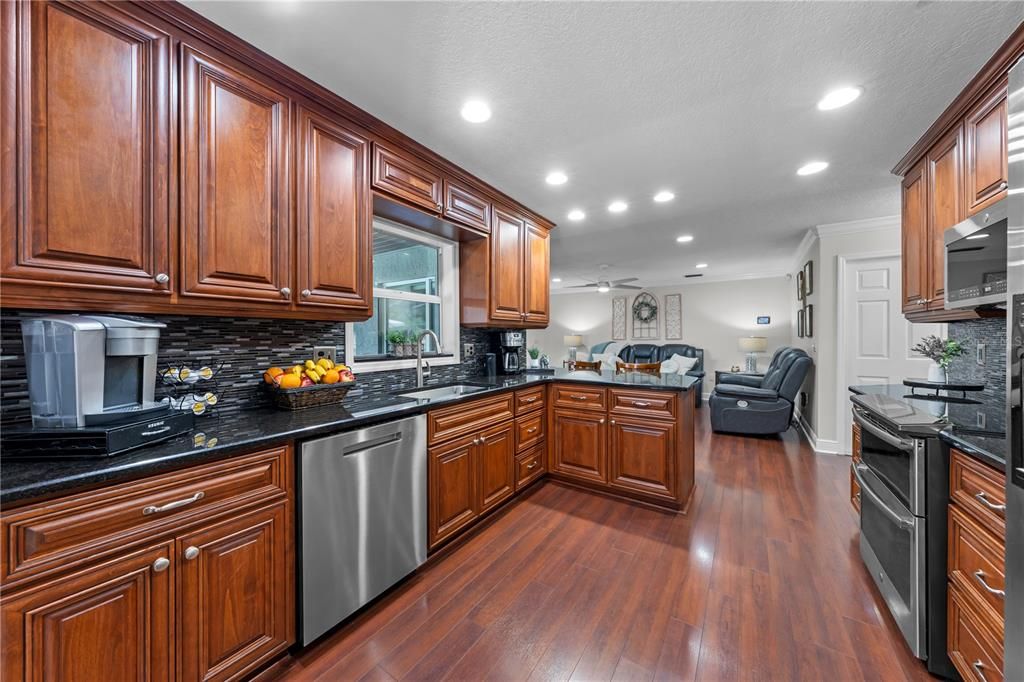 Activo con contrato: $615,000 (4 camas, 3 baños, 3098 Pies cuadrados)