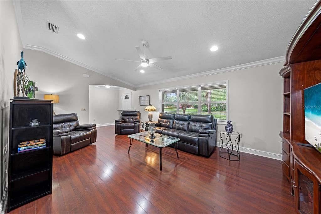 Activo con contrato: $615,000 (4 camas, 3 baños, 3098 Pies cuadrados)