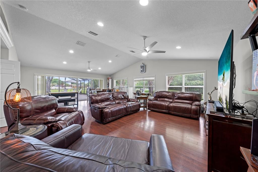 Activo con contrato: $615,000 (4 camas, 3 baños, 3098 Pies cuadrados)