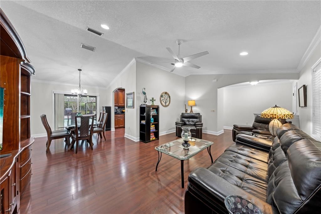 Activo con contrato: $615,000 (4 camas, 3 baños, 3098 Pies cuadrados)