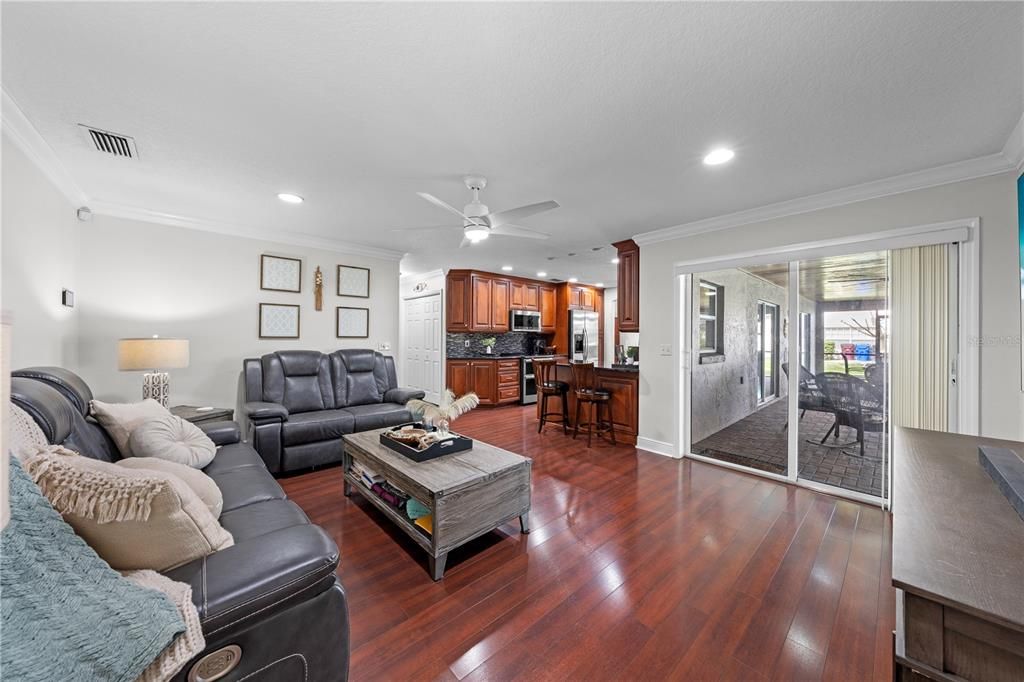 Activo con contrato: $615,000 (4 camas, 3 baños, 3098 Pies cuadrados)