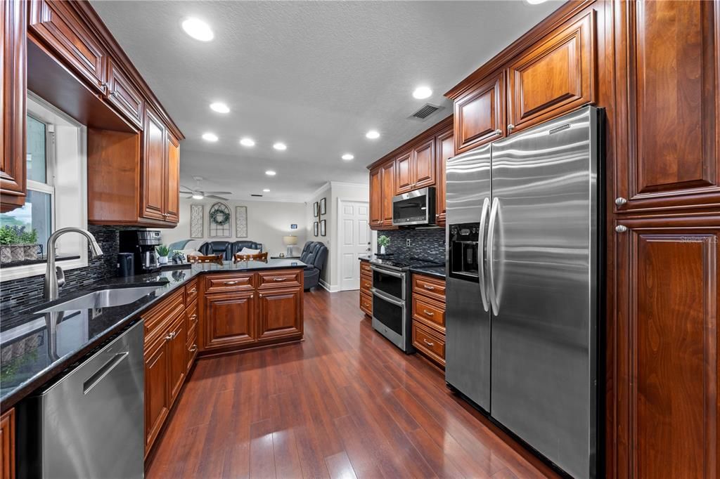 Activo con contrato: $615,000 (4 camas, 3 baños, 3098 Pies cuadrados)