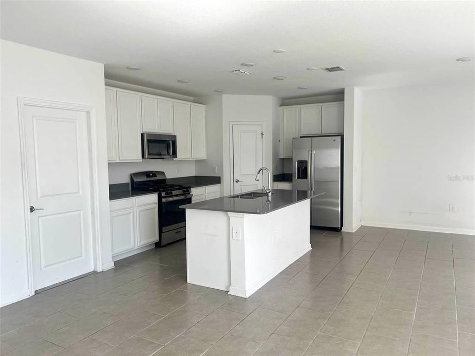 For Rent: $2,350 (4 beds, 2 baths, 2029 Square Feet)