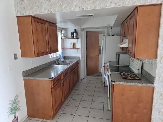 Active With Contract: $250,000 (2 beds, 1 baths, 913 Square Feet)