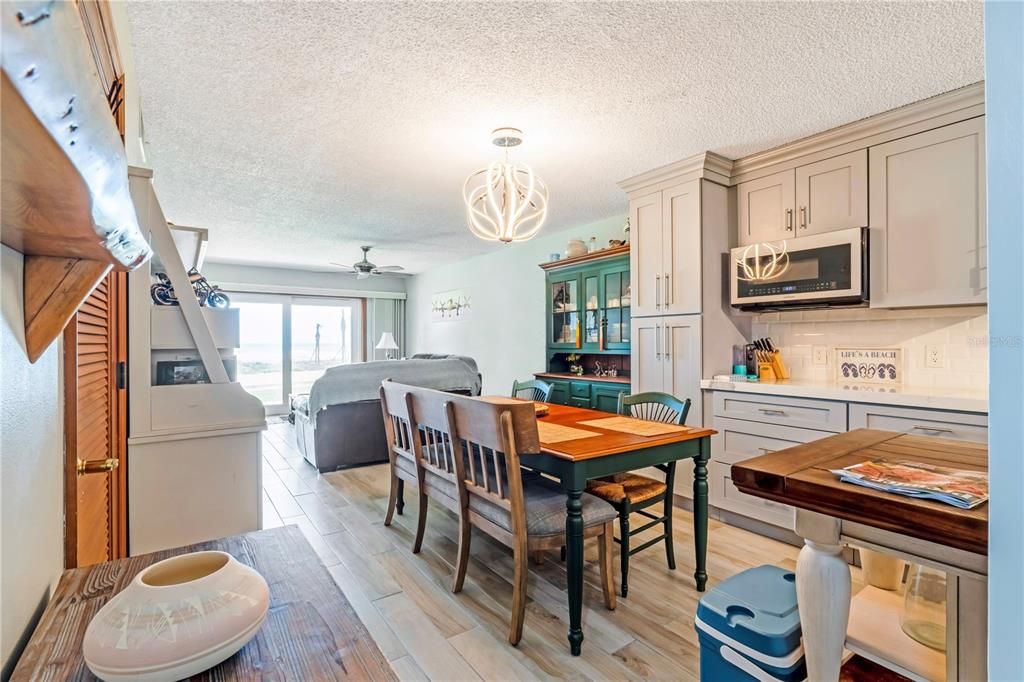 For Sale: $380,000 (2 beds, 2 baths, 1150 Square Feet)