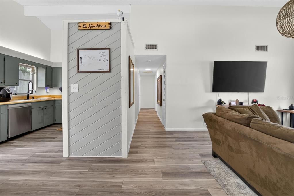 Active With Contract: $250,000 (3 beds, 2 baths, 1035 Square Feet)