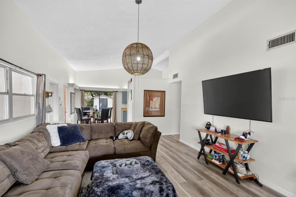 Active With Contract: $250,000 (3 beds, 2 baths, 1035 Square Feet)