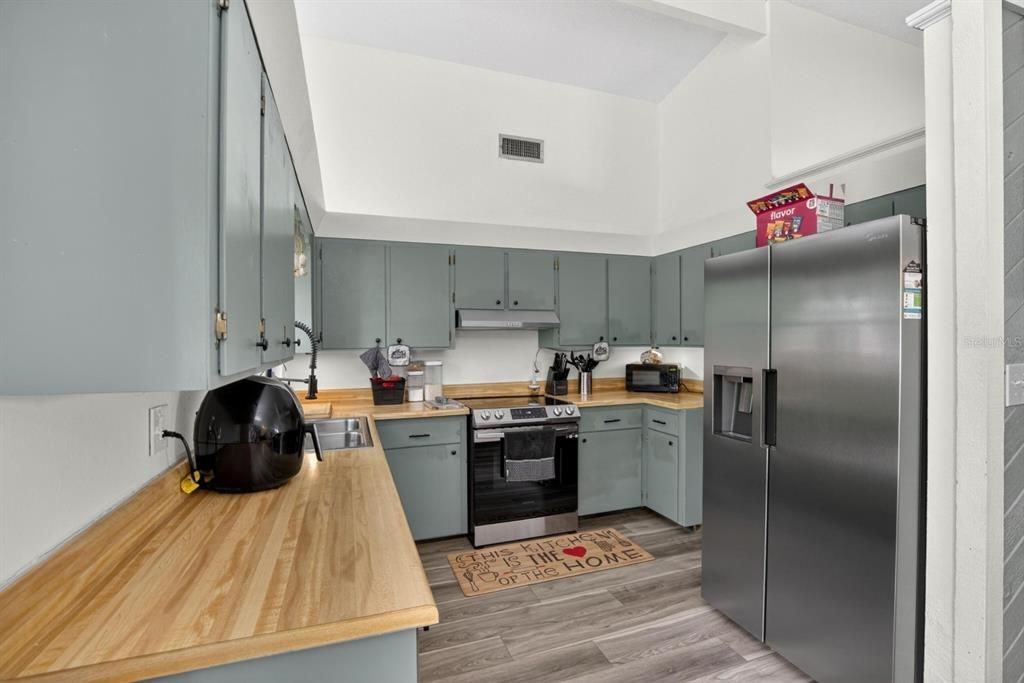 Active With Contract: $250,000 (3 beds, 2 baths, 1035 Square Feet)