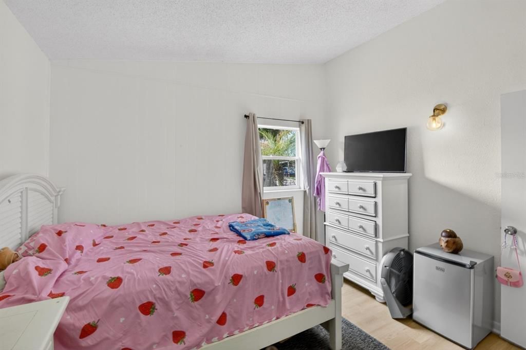 Active With Contract: $250,000 (3 beds, 2 baths, 1035 Square Feet)