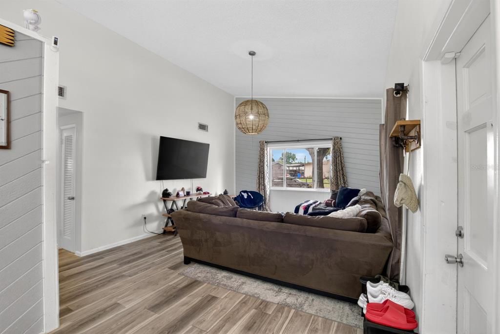 Active With Contract: $250,000 (3 beds, 2 baths, 1035 Square Feet)