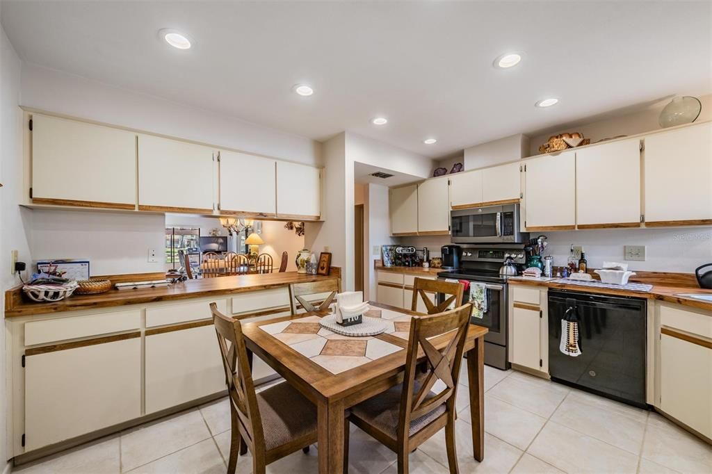 Active With Contract: $278,900 (2 beds, 2 baths, 1422 Square Feet)