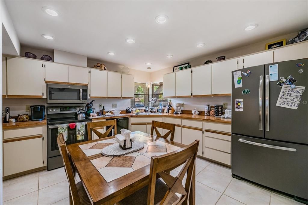 Active With Contract: $278,900 (2 beds, 2 baths, 1422 Square Feet)