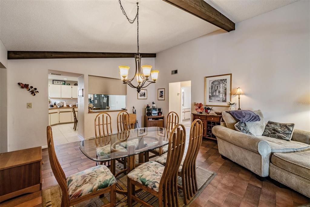 Active With Contract: $278,900 (2 beds, 2 baths, 1422 Square Feet)