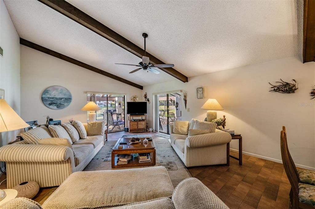 Active With Contract: $278,900 (2 beds, 2 baths, 1422 Square Feet)