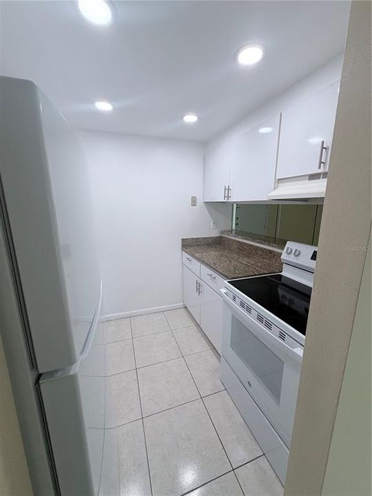 For Rent: $1,400 (2 beds, 2 baths, 895 Square Feet)