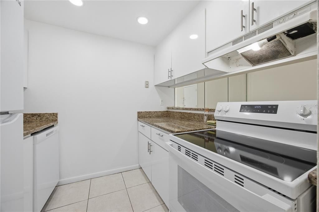 For Rent: $1,400 (2 beds, 2 baths, 895 Square Feet)