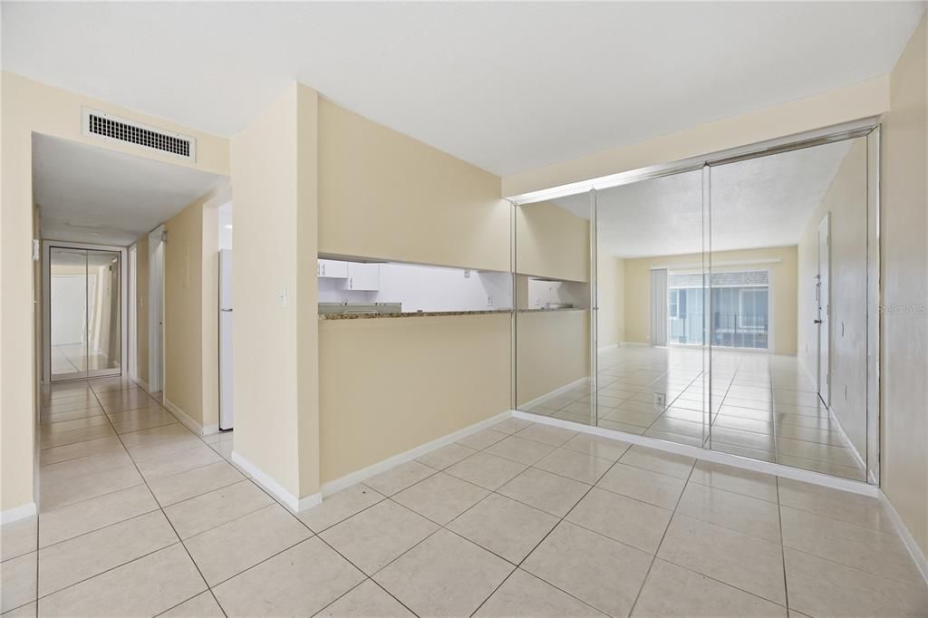 For Rent: $1,400 (2 beds, 2 baths, 895 Square Feet)