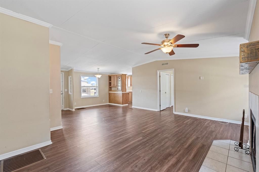 For Sale: $214,999 (3 beds, 2 baths, 1404 Square Feet)