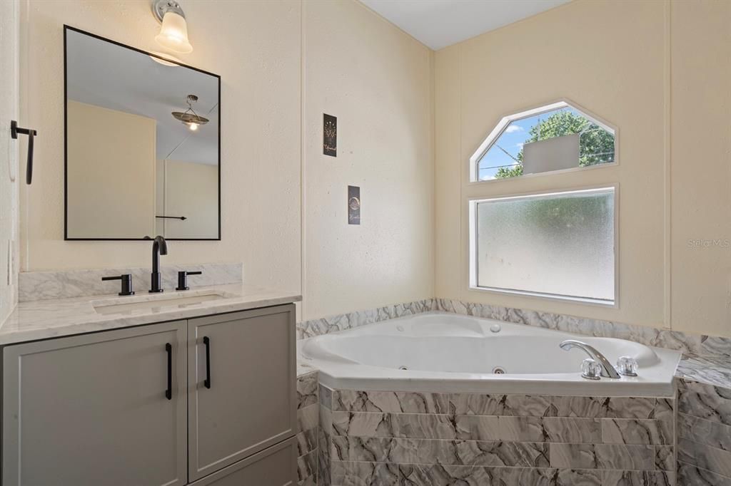 For Sale: $214,999 (3 beds, 2 baths, 1404 Square Feet)