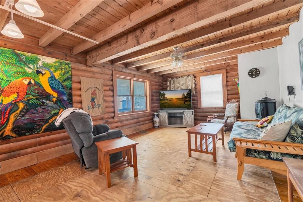 Под контрактом: $399,000 (3 спален, 2 ванн, 2108 Квадратных фут)