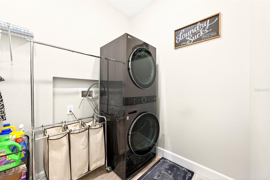 Activo con contrato: $614,999 (5 camas, 4 baños, 3403 Pies cuadrados)