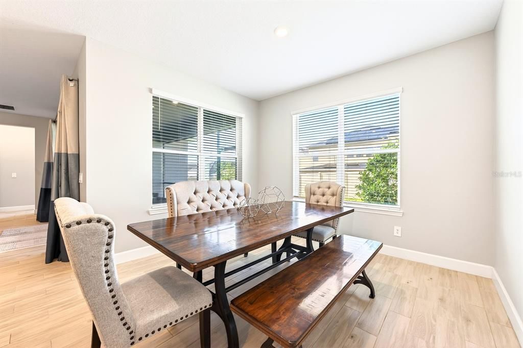Activo con contrato: $614,999 (5 camas, 4 baños, 3403 Pies cuadrados)