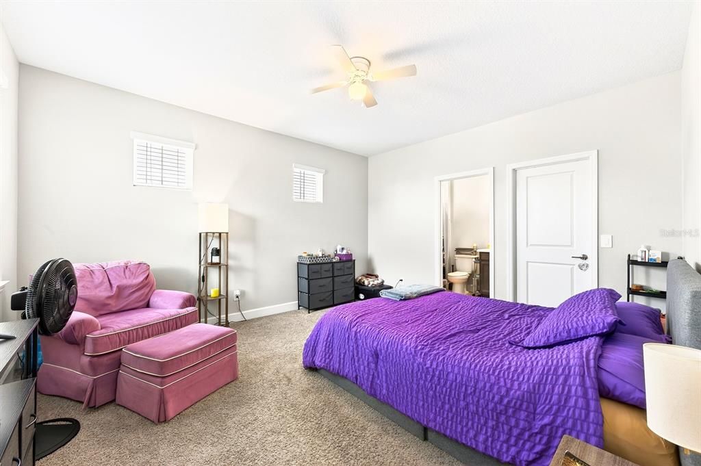 Activo con contrato: $614,999 (5 camas, 4 baños, 3403 Pies cuadrados)