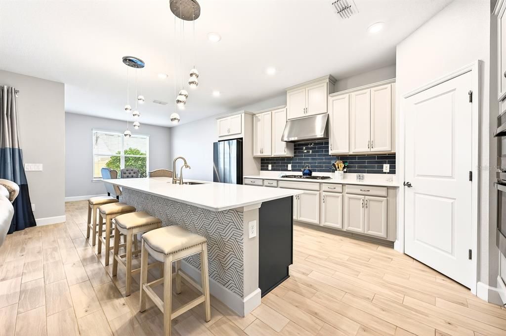 Activo con contrato: $614,999 (5 camas, 4 baños, 3403 Pies cuadrados)