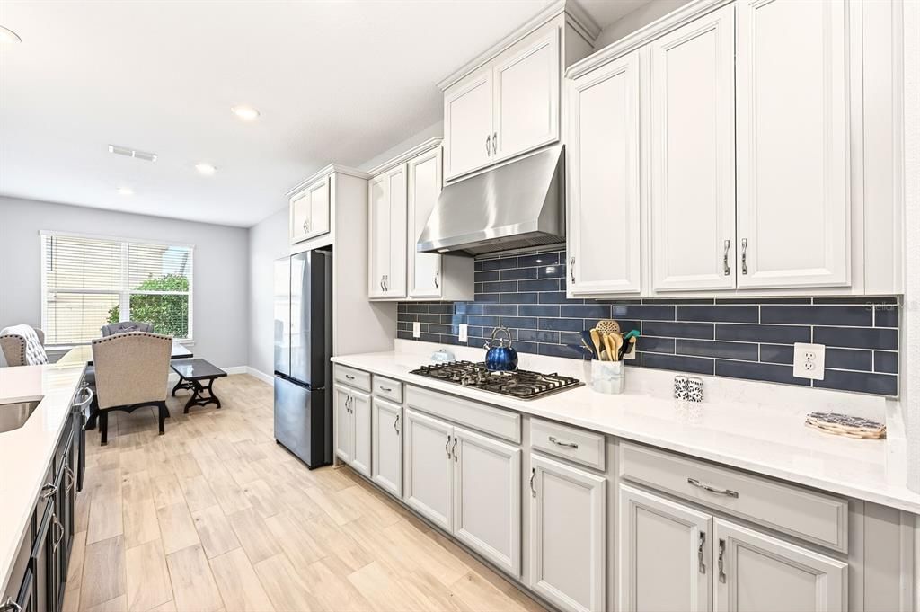 Activo con contrato: $614,999 (5 camas, 4 baños, 3403 Pies cuadrados)