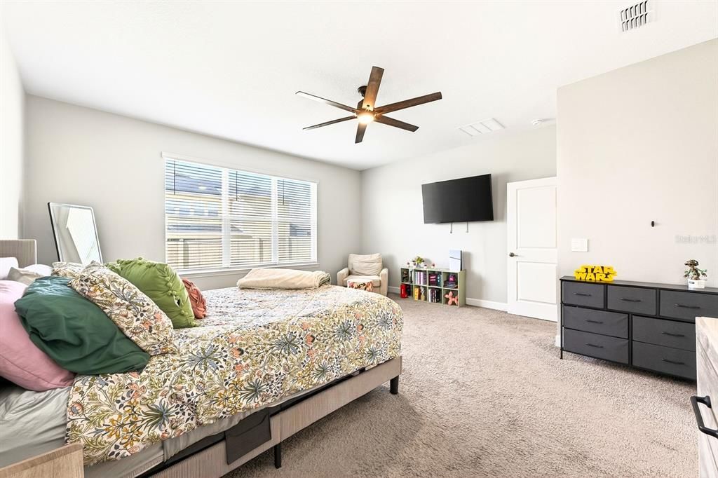 Activo con contrato: $614,999 (5 camas, 4 baños, 3403 Pies cuadrados)
