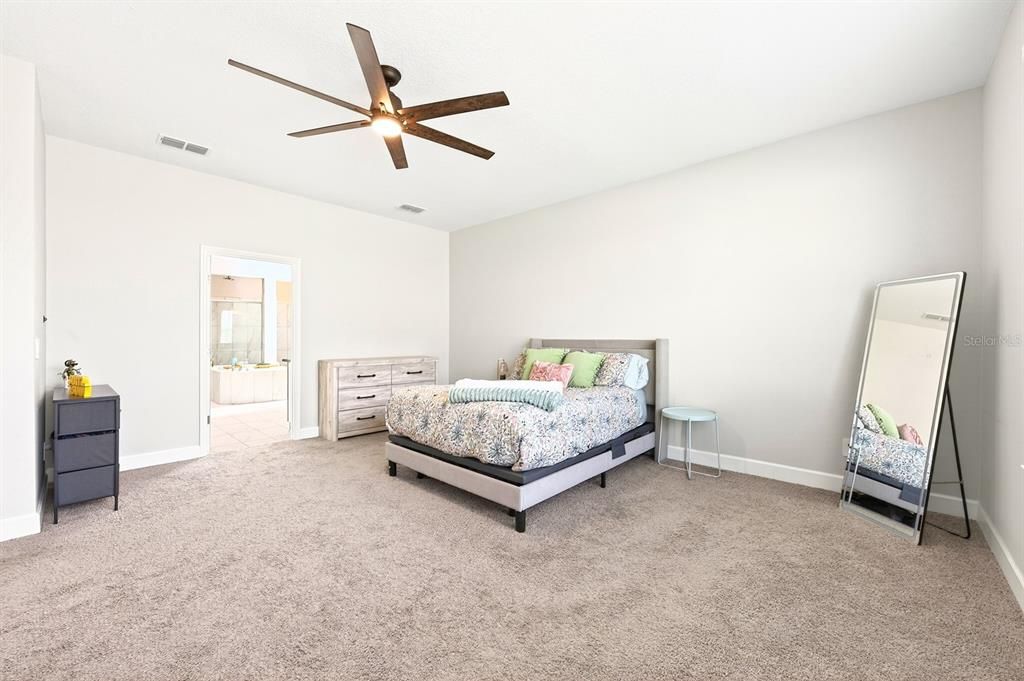 Activo con contrato: $614,999 (5 camas, 4 baños, 3403 Pies cuadrados)
