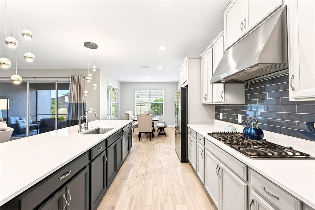 Activo con contrato: $614,999 (5 camas, 4 baños, 3403 Pies cuadrados)
