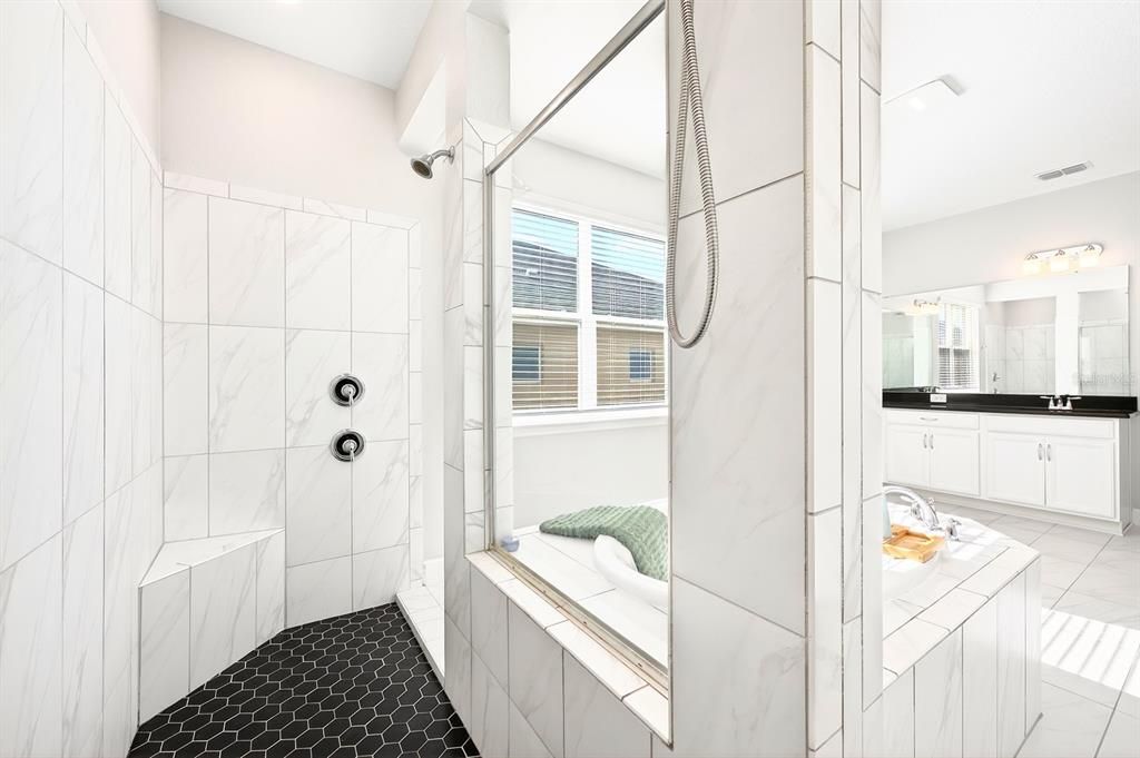 Activo con contrato: $614,999 (5 camas, 4 baños, 3403 Pies cuadrados)