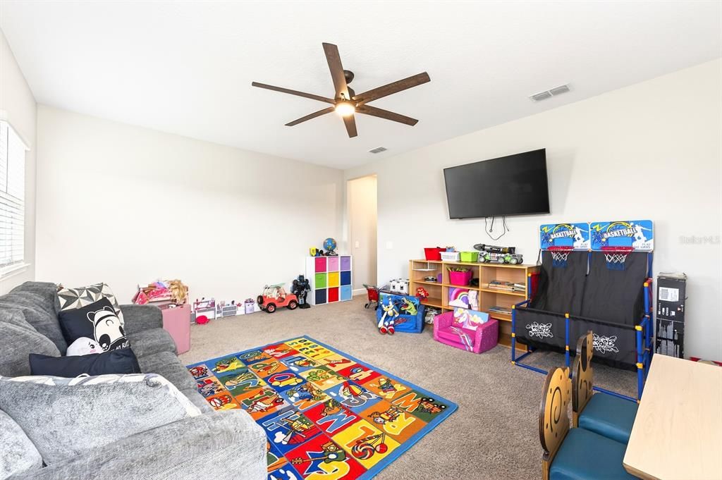 Activo con contrato: $614,999 (5 camas, 4 baños, 3403 Pies cuadrados)