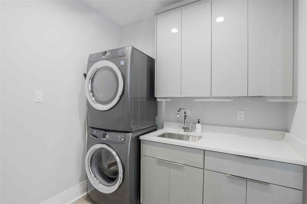 For Sale: $730,000 (4 beds, 4 baths, 4009 Square Feet)