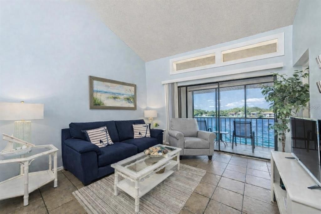 For Sale: $164,900 (1 beds, 1 baths, 674 Square Feet)