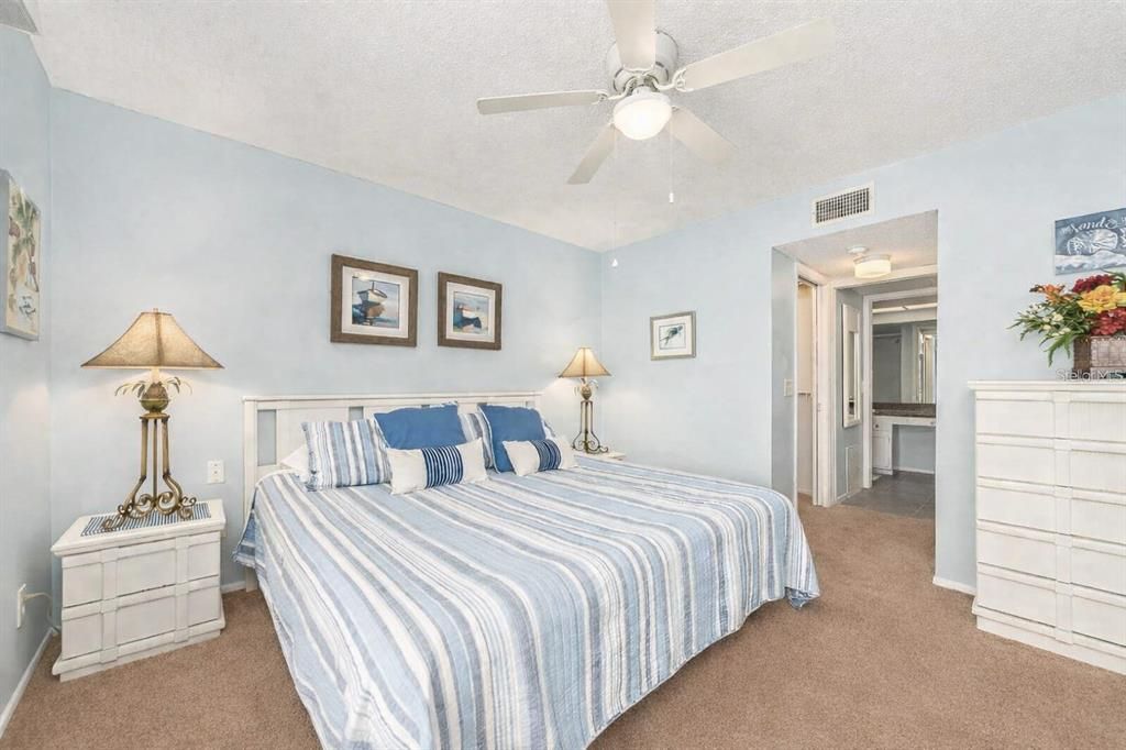 For Sale: $164,900 (1 beds, 1 baths, 674 Square Feet)