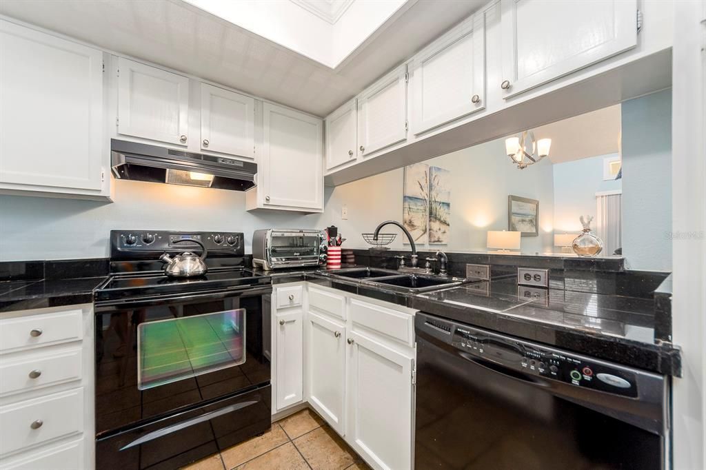 For Sale: $164,900 (1 beds, 1 baths, 674 Square Feet)