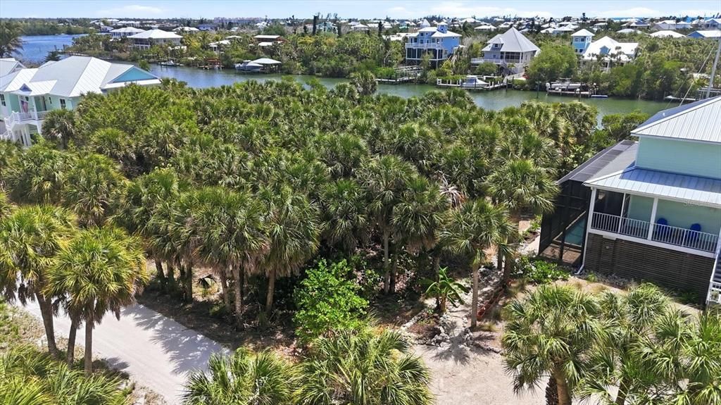 En Venta: $305,000 (0.23 acres)