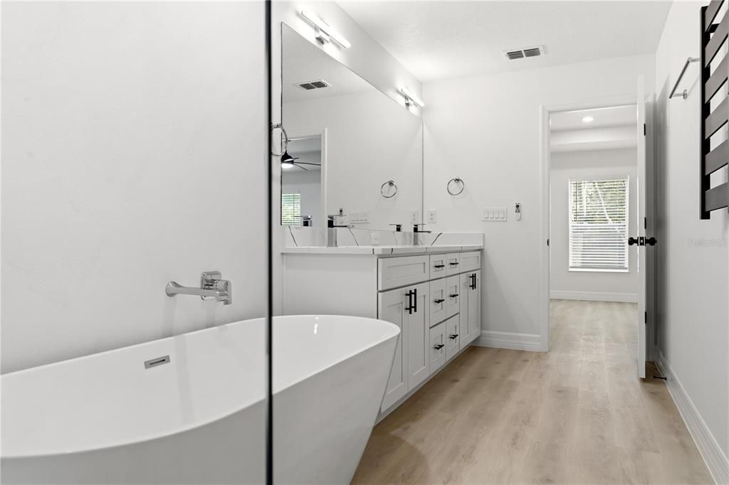 Под контрактом: $449,000 (3 спален, 2 ванн, 1910 Квадратных фут)