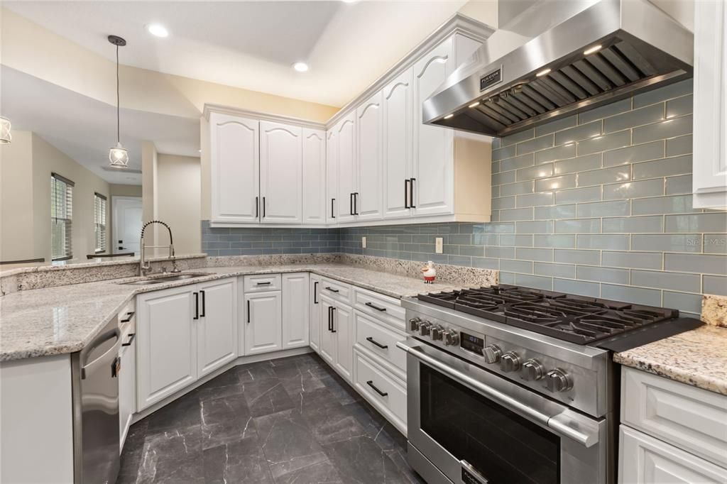 Под контрактом: $749,999 (3 спален, 2 ванн, 2052 Квадратных фут)
