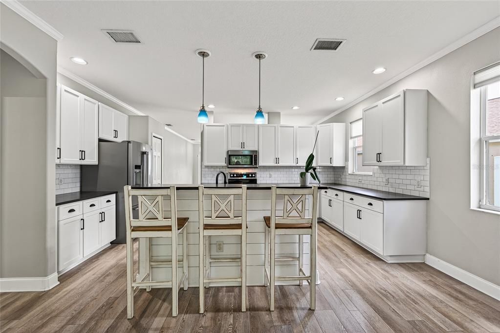 Activo con contrato: $389,900 (3 camas, 2 baños, 1736 Pies cuadrados)