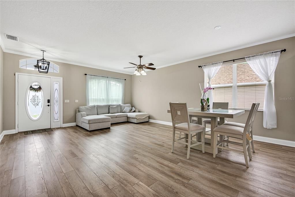 Activo con contrato: $389,900 (3 camas, 2 baños, 1736 Pies cuadrados)
