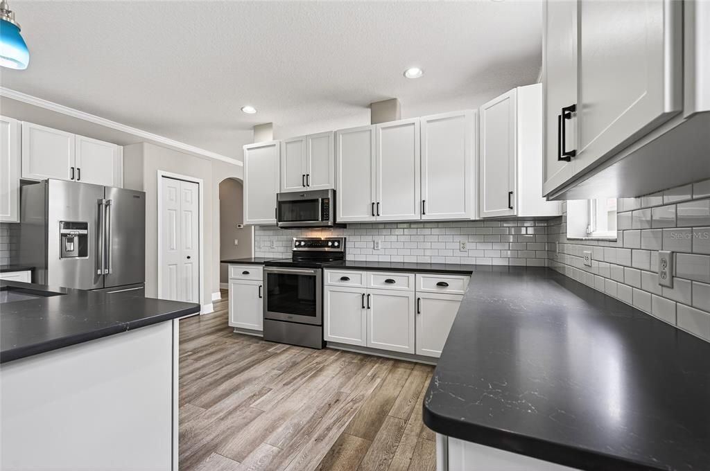 Activo con contrato: $389,900 (3 camas, 2 baños, 1736 Pies cuadrados)