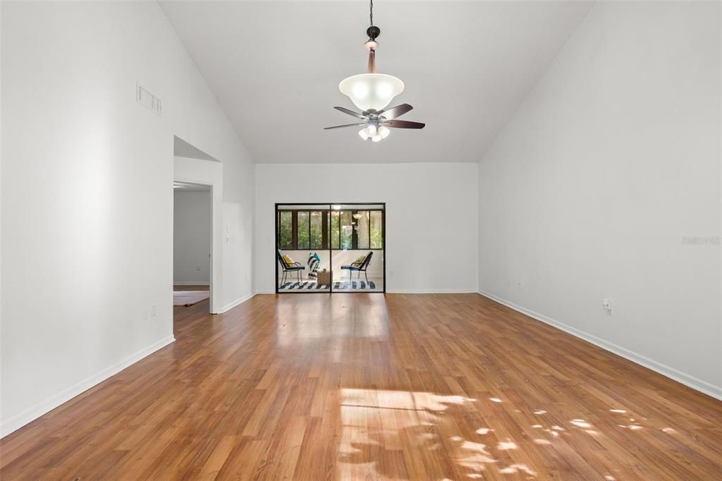 En Venta: $237,500 (2 camas, 2 baños, 1200 Pies cuadrados)