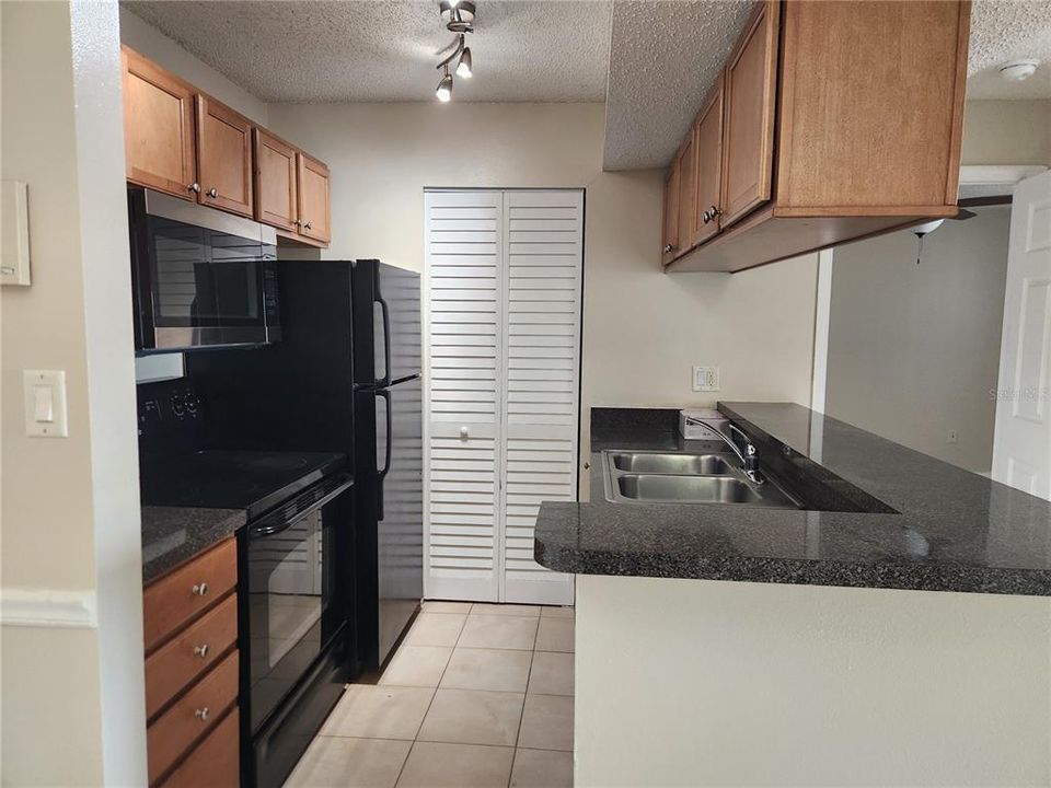 For Sale: $169,000 (2 beds, 2 baths, 811 Square Feet)